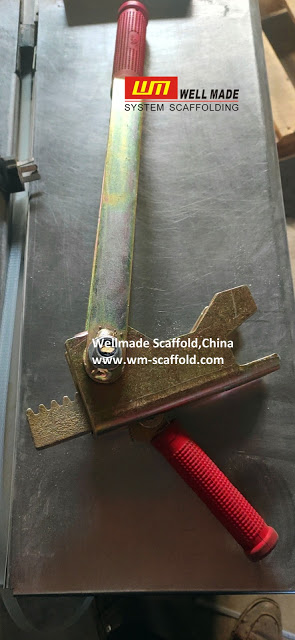 rapid clamp tools tightening concrete bars in formwork and shuttering work from wellmade  scaffold at wm-scaffold.com China lead factory 